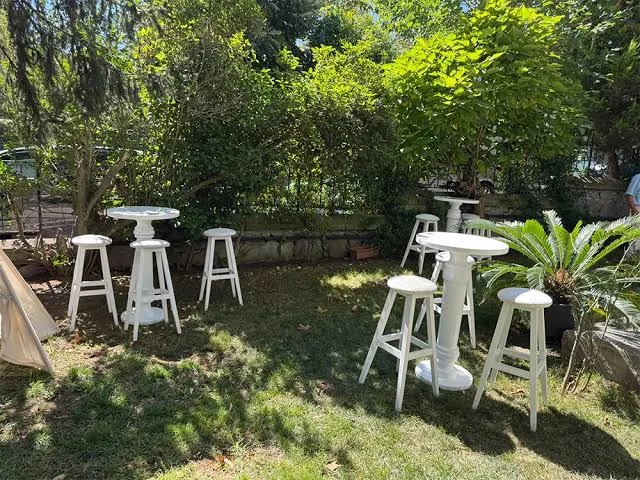 Beyaz bistro masası ve bar taburesi kiralama