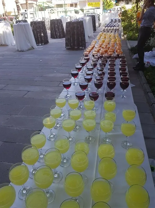 Kokteyl organizasyonu içecek büfesi ve servis alanı