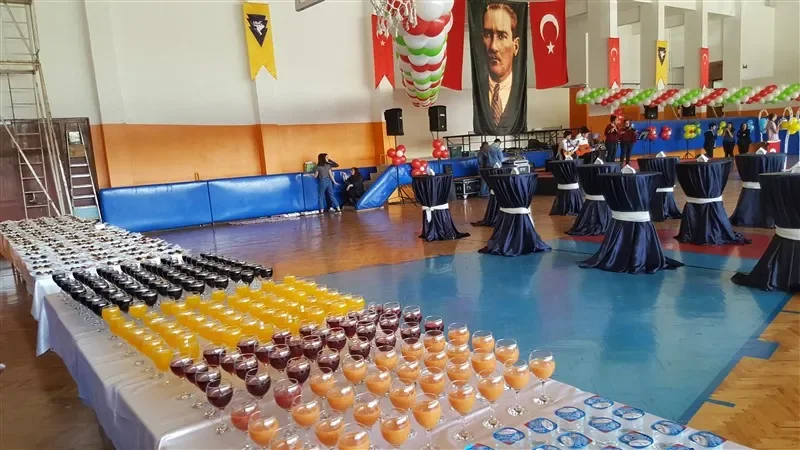 Kokteyl organizasyonu içecek servis masası