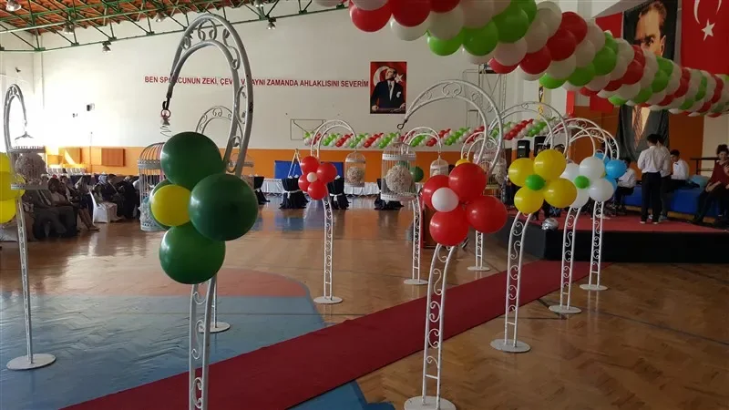 Mezuniyet organizasyonu karşılama yolu ve balon süsleme