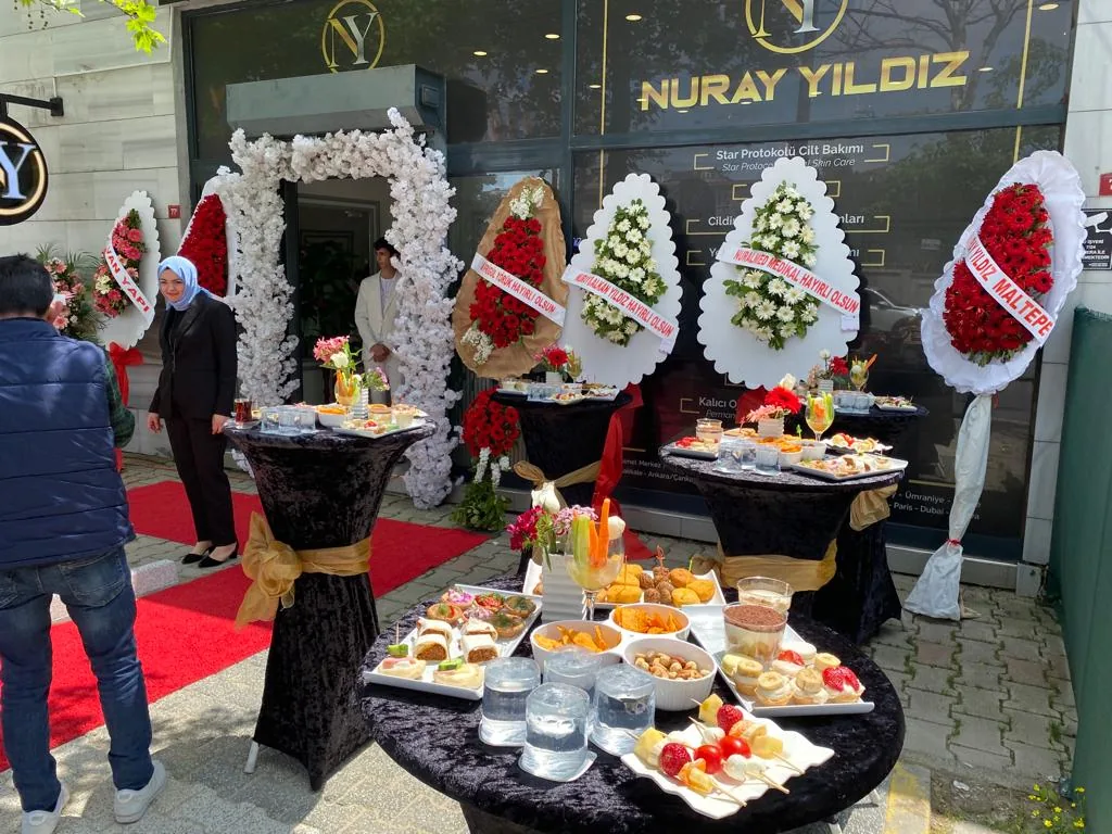 Açılış kokteyl masası kiralama siyah örtülü ikram masaları