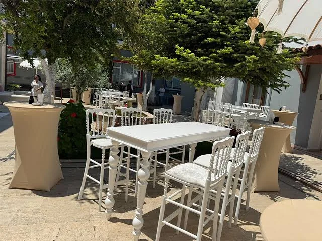 Beyaz bar masası ve bar taburesi kiralama açık alan organizasyonu