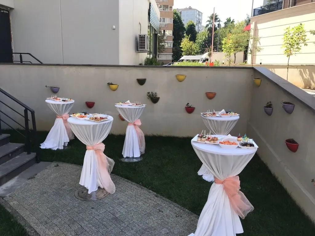 Pembe fiyonklu kokteyl masası kiralama bahçe kurulumu