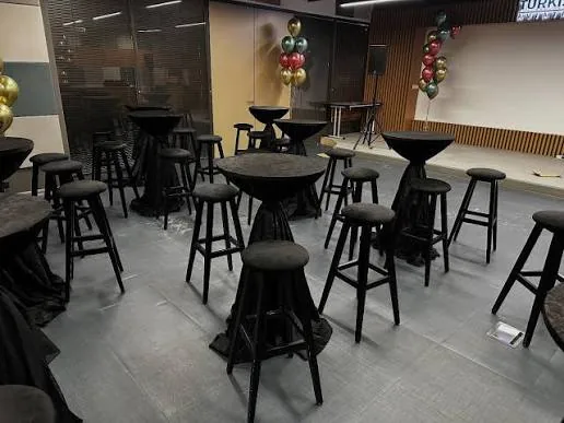 Siyah bistro masası ve bar taburesi kiralama iç mekan etkinlik
