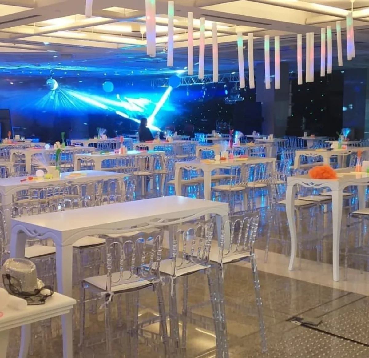 Beyaz lake bar masası ve pleksi sandalye kiralama etkinlik kurulumu - Bistro Kokteyl Masası Kiralama