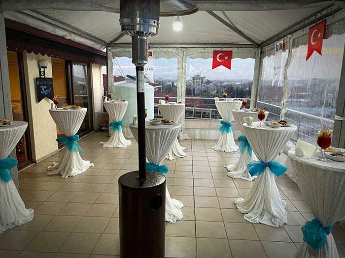 Mavi fiyonklu örtülü kokteyl masası kiralama kapalı alan kurulumu