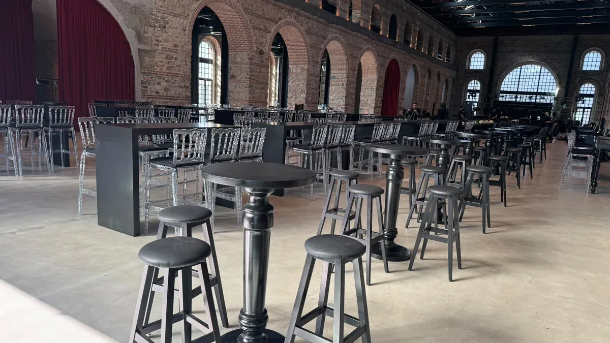 Siyah bar masası ve bar taburesi kiralama kurumsal etkinlik kurulumu - Bistro Kokteyl Masası Kiralama
