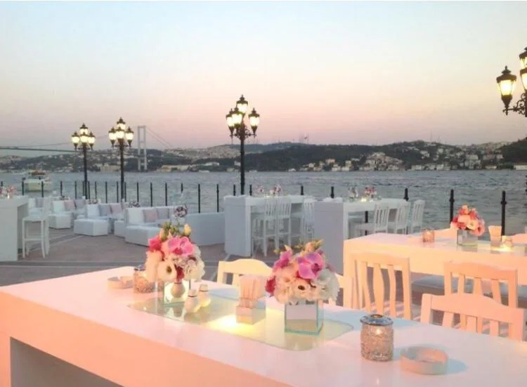 Boğaz manzaralı beyaz lounge ve kokteyl masası kiralama düzeni