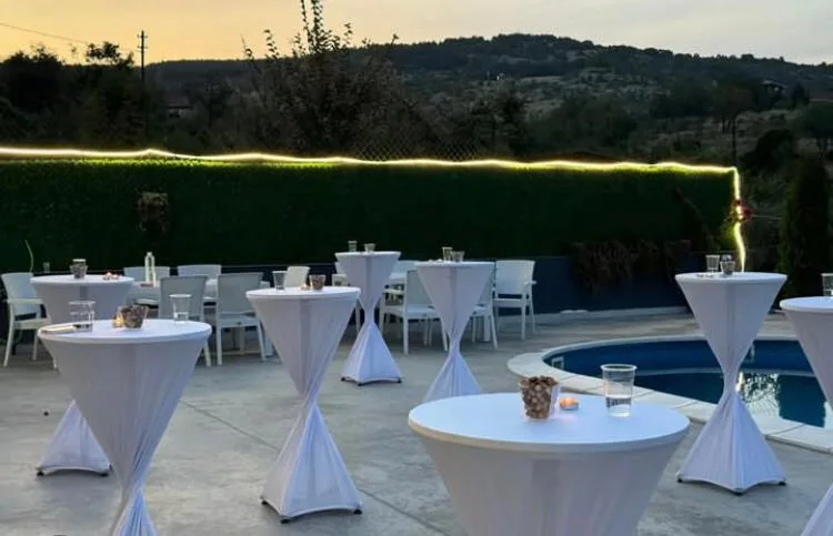 Bahçe etkinliğinde beyaz bar masası ve bar taburesi kiralama