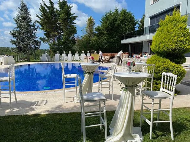 Beyaz bar masası kiralama etkinlik alanı kurulumu