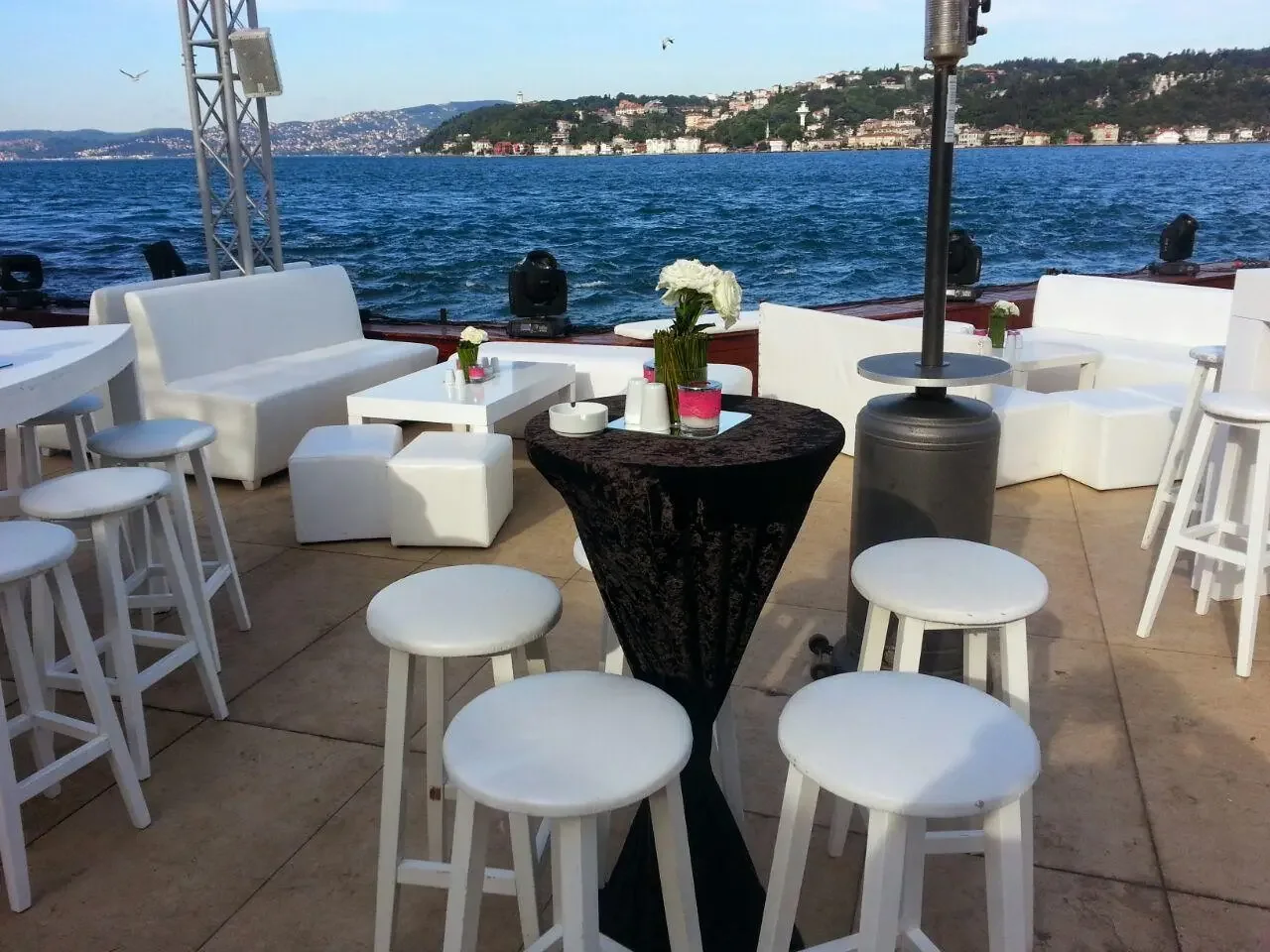 Tekne organizasyonunda beyaz bar masası ve bar taburesi düzeni