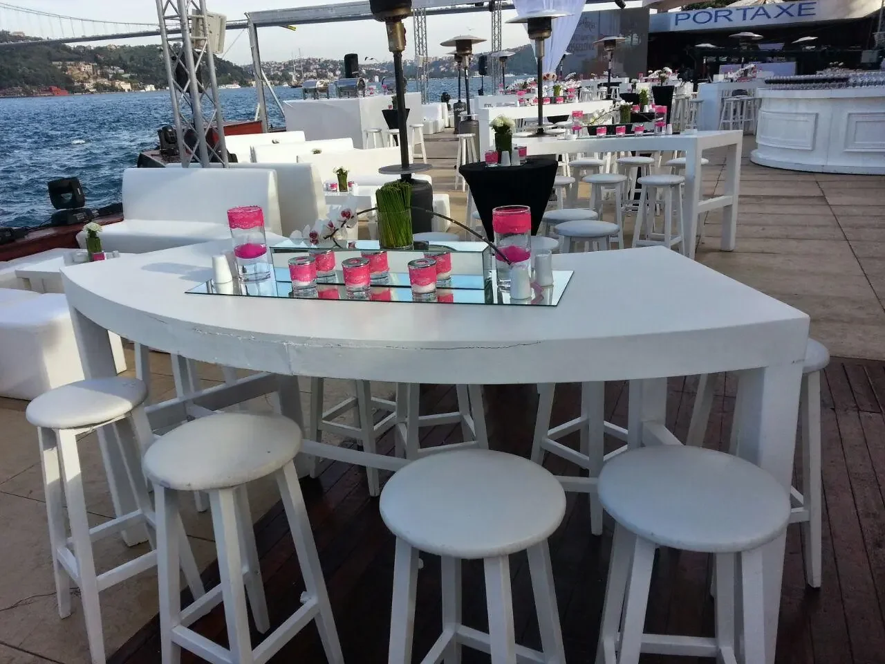 Boğaz manzaralı kokteyl masası ve bar taburesi kiralama