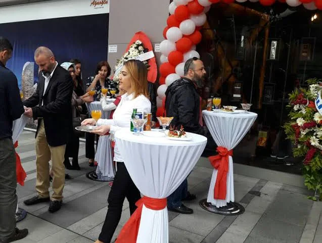 Mağaza açılışı için kokteyl masası kiralama ve ikram düzeni