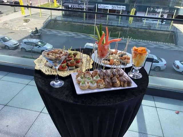 Siyah kokteyl masası üzerinde finger food ikram sunumu