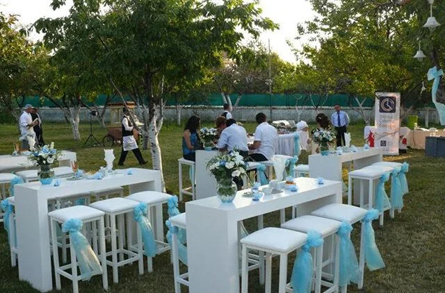 Tekne ve yat organizasyonu için beyaz bar masası kiralama