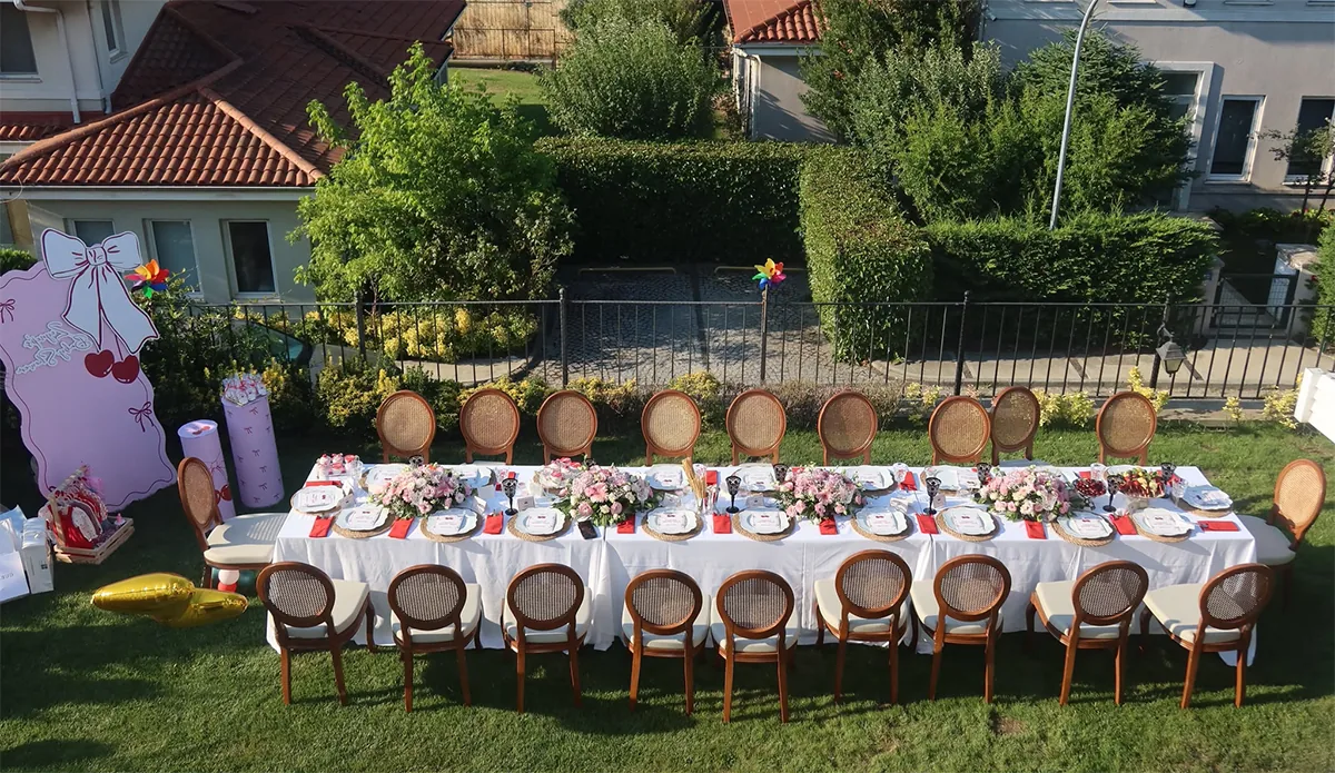 Bahçe Düğünü Uzun Banket Masa Düzeni
