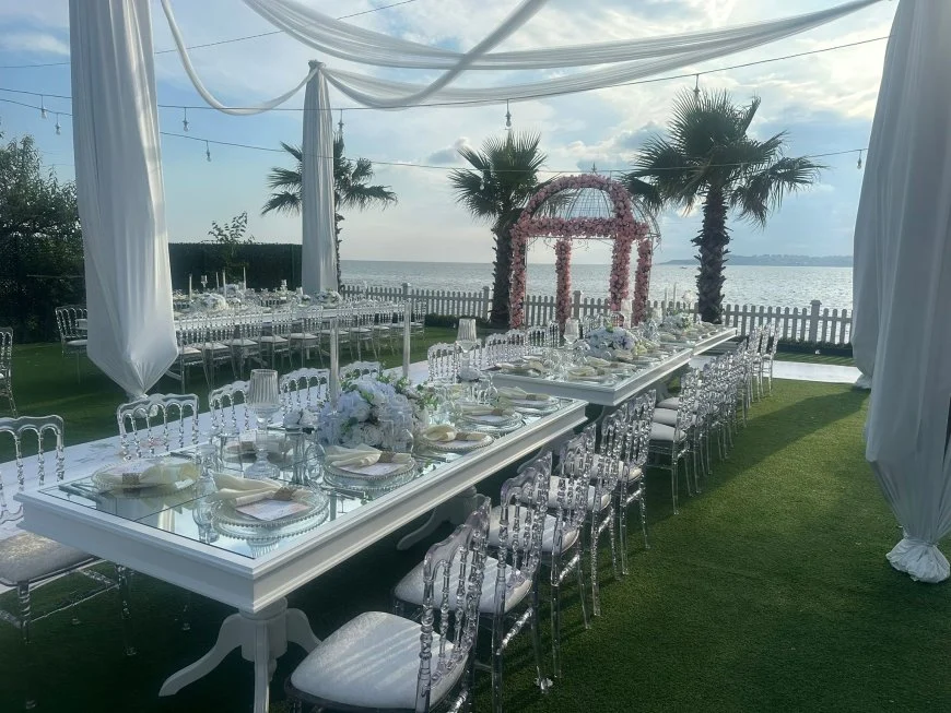 İstanbul Nikah Organizasyonu – Deniz Kenarı Şeffaf Masa