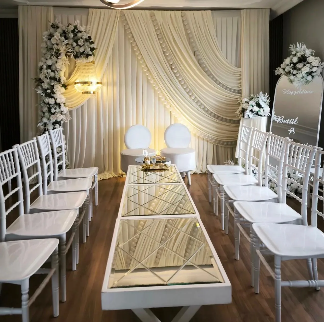 Çiçekli Nikah Masası ve Tül Arka Fon