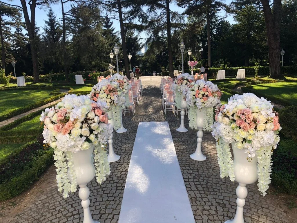 Ihlamur Kasrı nikah organizasyonu gelin yolu ve çiçek süsleme
