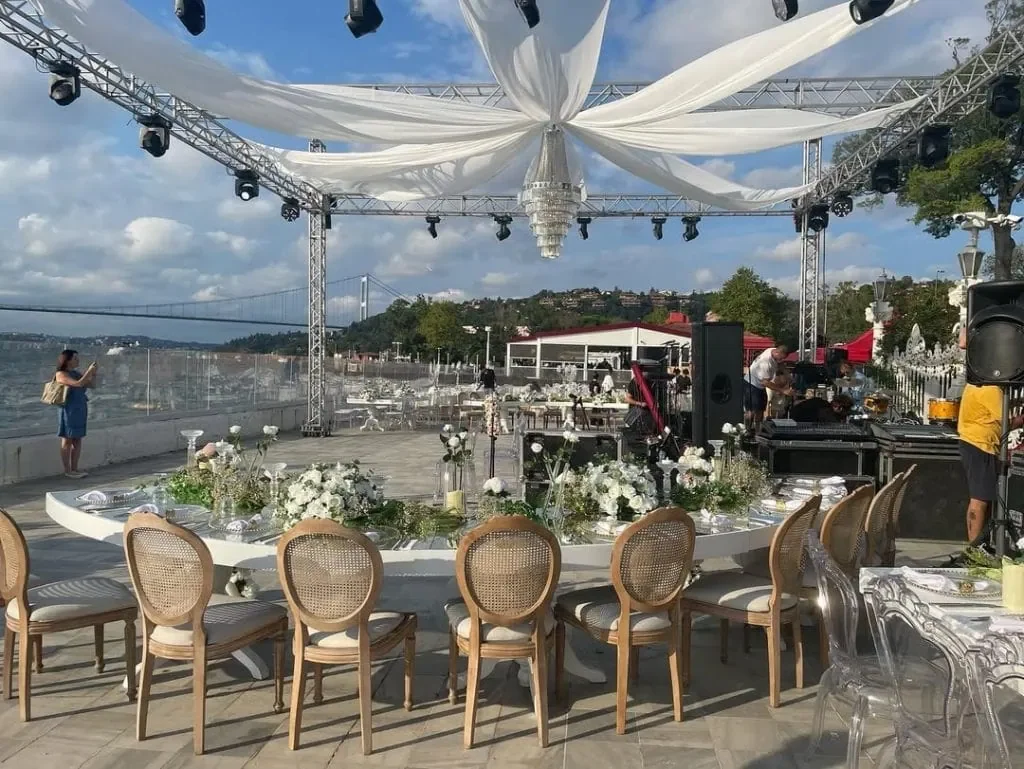 Ihlamur Kasrı masa sandalye kiralama için masa, sandalye, truss ve açık alan davet düzeni örneği