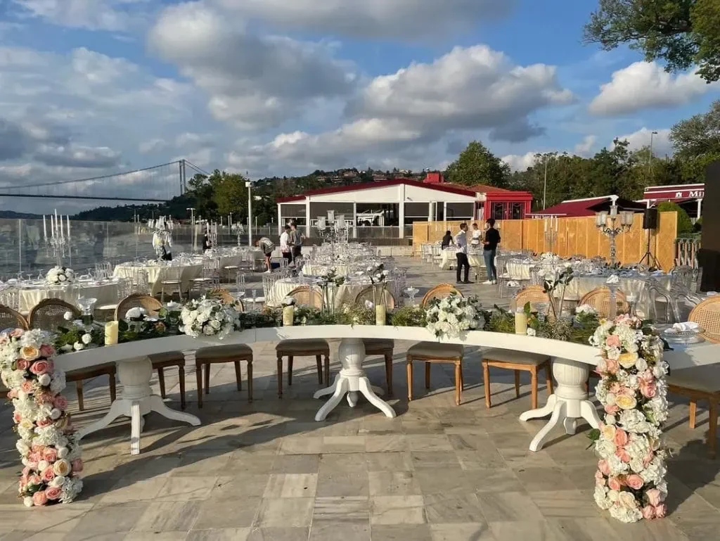 Ihlamur Kasrı düğün masa süsleme için çiçekli masa dekorasyonu ve davet düzeni örneği