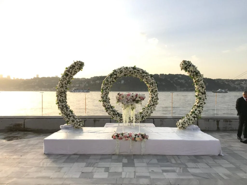 Ihlamur Kasrı nikah tagı süsleme için çiçek kemeri ve nikah sahnesi dekorasyon örneği