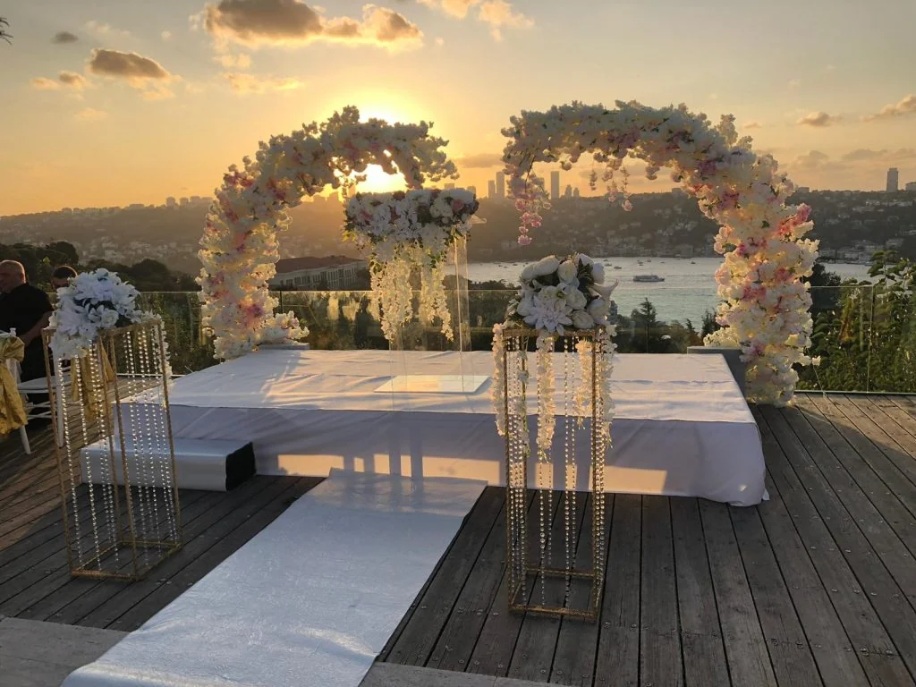 Ihlamur Kasrı gelin yolu ve nikah sahnesi için beyaz platform ve çiçek tagı dekorasyon örneği