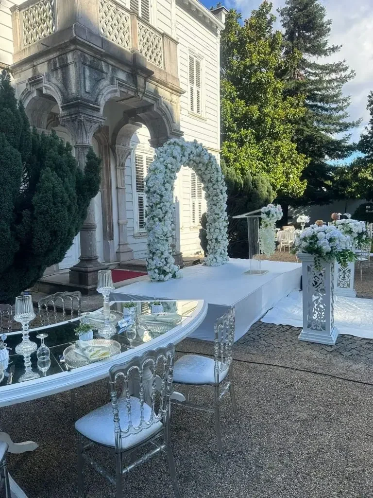 Ihlamur Kasrı nikah platformu kiralama için beyaz sahne, çiçek kemeri ve kürsü örneği