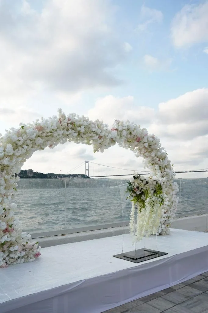 Ihlamur Kasrı çiçekli nikah kemeri için beyaz çiçek tagı ve şeffaf nikah kürsüsü örneği