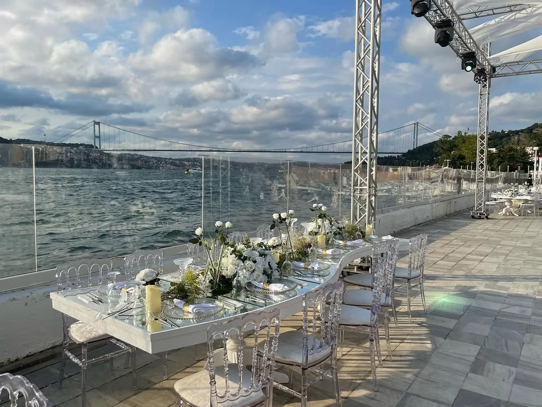 Ihlamur Kasrı dikdörtgen masa kiralama için aynalı masa, şeffaf sandalye ve çiçek düzeni örneği