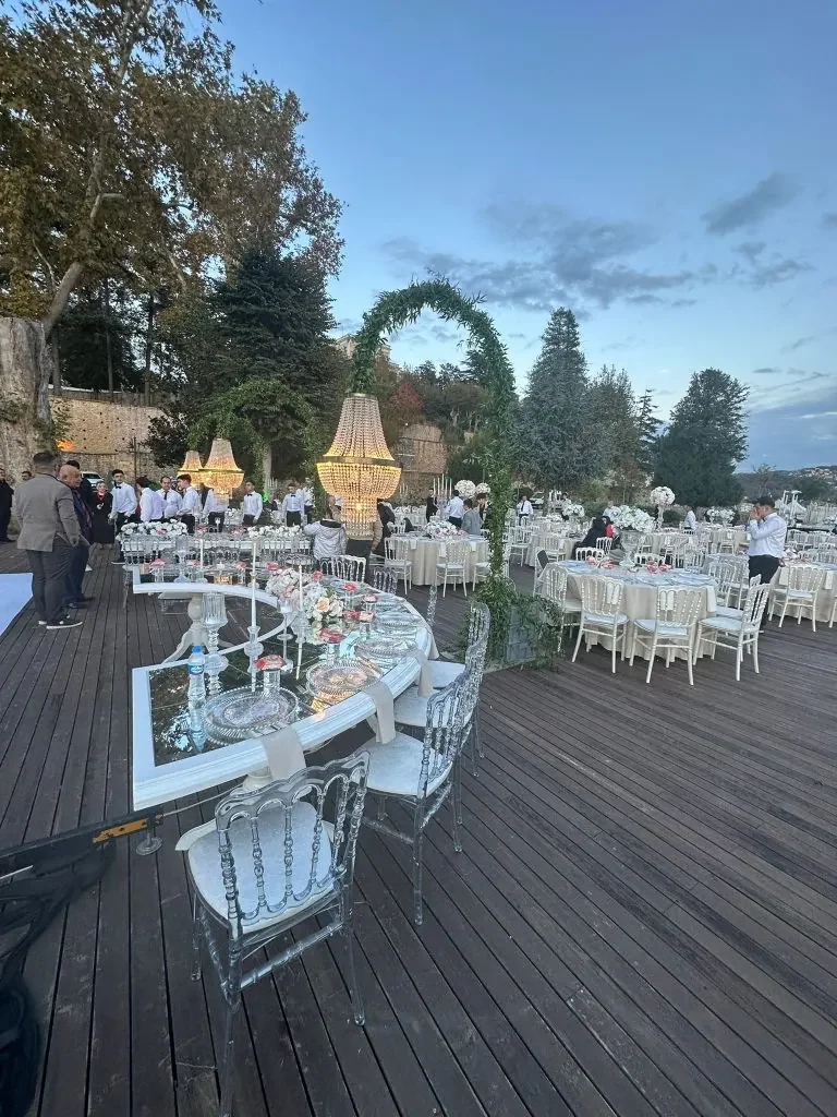 Ihlamur Kasrı yemekli düğün masa düzeni için gece uygulaması ve davet alanı örneği