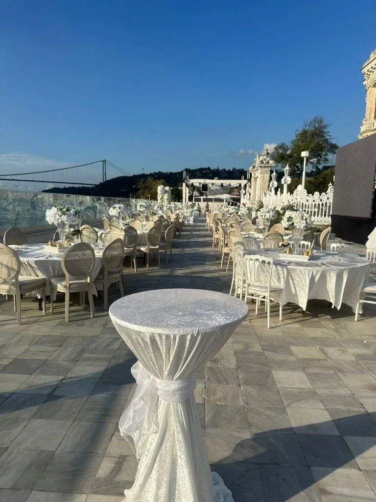 Ihlamur Kasrı bistro kokteyl masası kiralama için davet alanı kurulumu örneği
