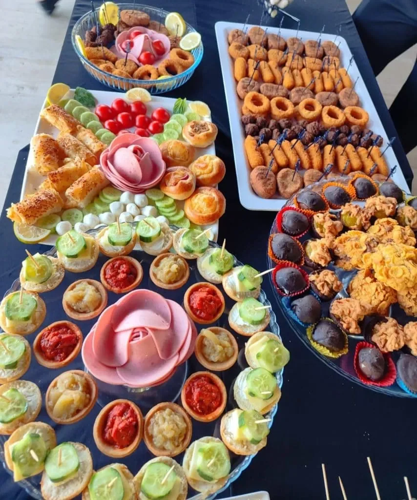 Ihlamur Kasrı kokteyl ikramlıkları ve catering hizmeti için sunum masası örneği
