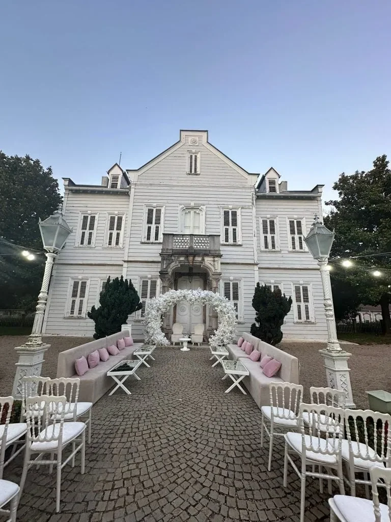 Ihlamur Kasrı gelin yolu ve oturma düzeni için nikah alanı kurulumu örneği