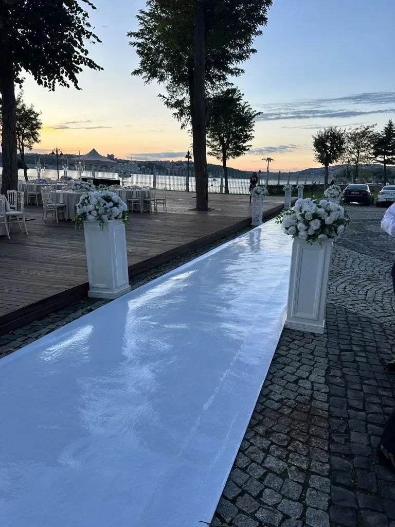 Ihlamur Kasrı dikdörtgen masa kiralama ve çiçek dekorasyonu için masa düzeni örneği