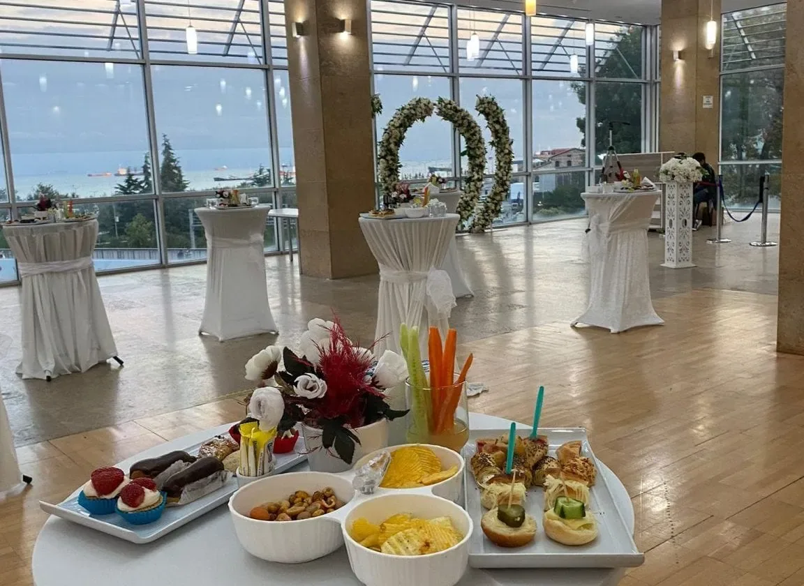 Kokteyl catering hizmeti finger food, mini sandviç, atıştırmalık ve bistro masa sunumu