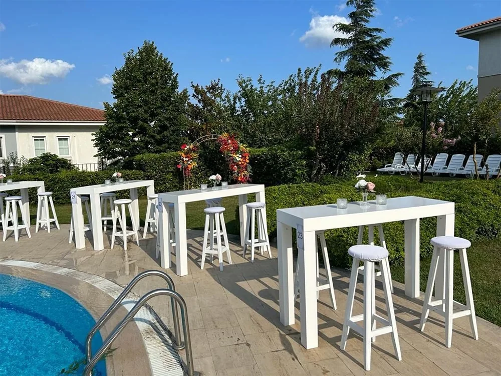 Havuz başı beyaz bar masası ve tabure kiralama