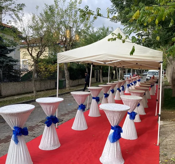 Çadır altında beyaz kokteyl masası kiralama açık alan etkinliği
