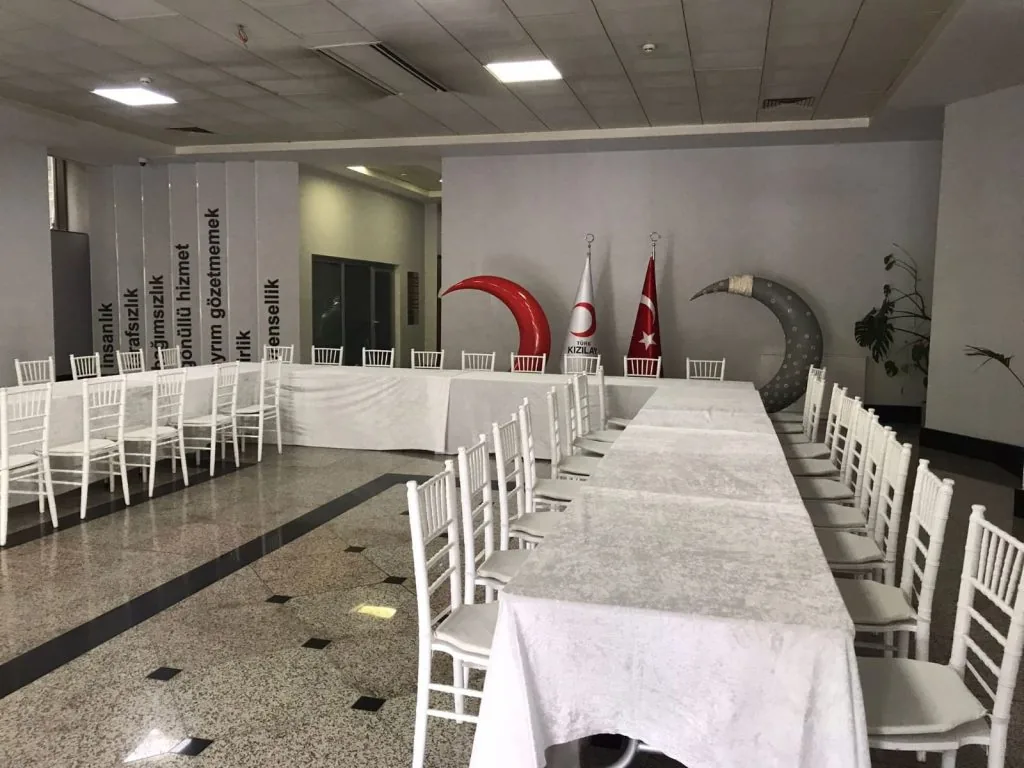 Toplantı seminer kurumsal etkinlik için masa sandalye kiralama