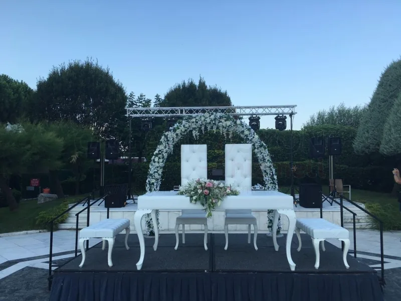 Düğün ve nikah organizasyonu için beyaz nikah masası kiralama