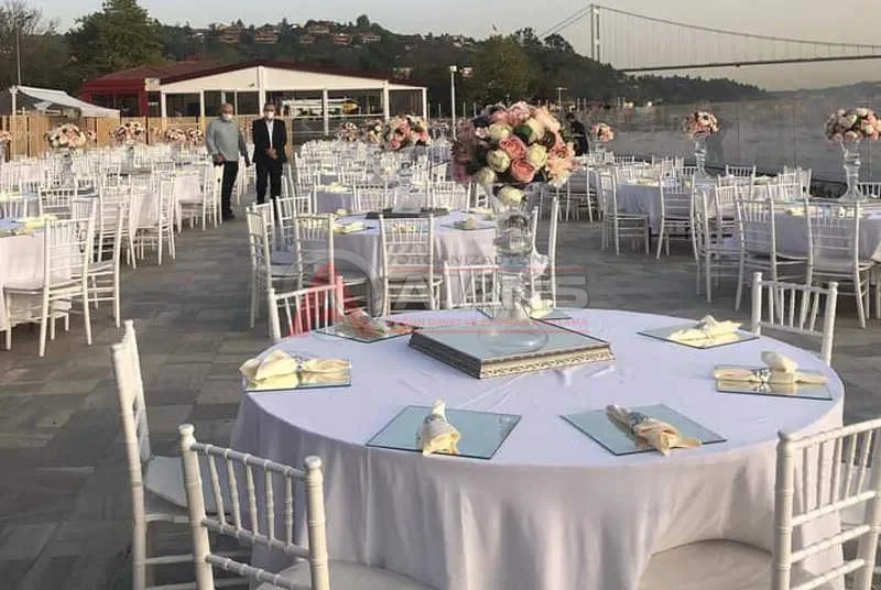 İstanbul tiffany sandalye kiralama - göl manzaralı düğün organizasyonu gerçek kurulum ve organizasyon görseli