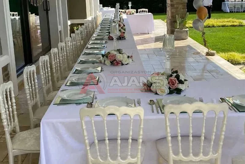 İstanbul tiffany sandalye kiralama - uzun masa düğün düzeni gerçek kurulum ve organizasyon görseli