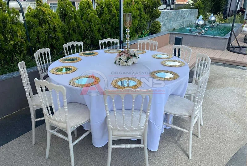 İstanbul tiffany sandalye kiralama - yuvarlak masa servis düzeni gerçek kurulum ve organizasyon görseli