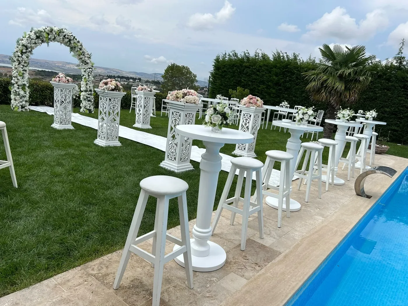 Beyaz bar taburesi kiralama havuz başı bistro masa seti