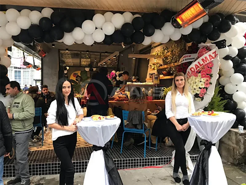 Açılış karşılama personeli bistro masa