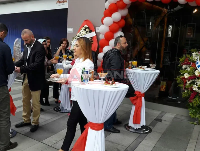 Mağaza açılış kokteyl masası kurulumu