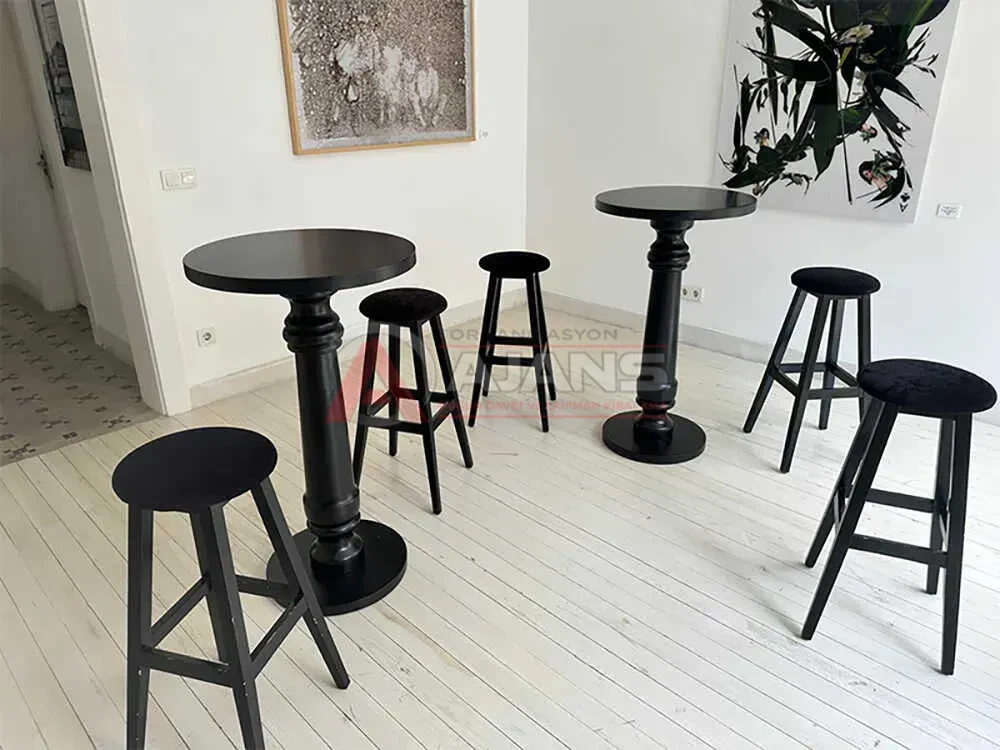 Siyah bistro masa kiralama hizmeti