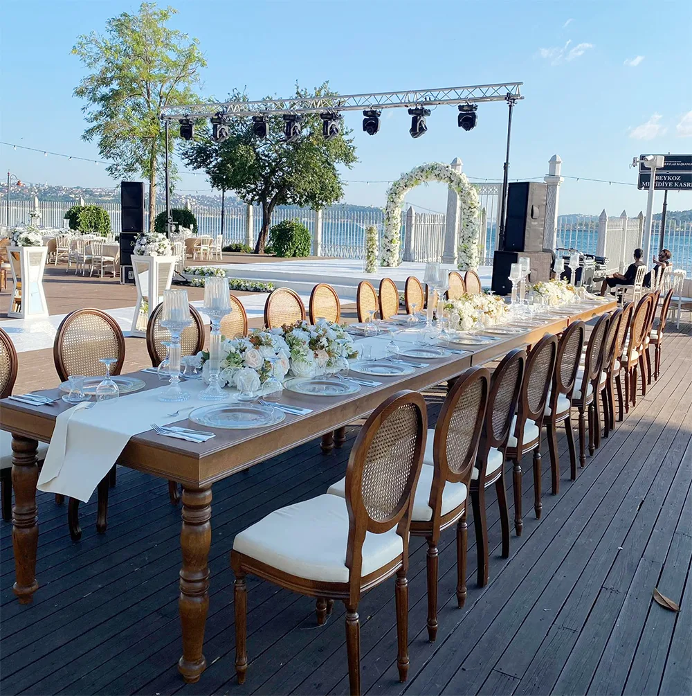Hazeran sandalye kiralama fiyatları için masa sandalye kurulum örneği