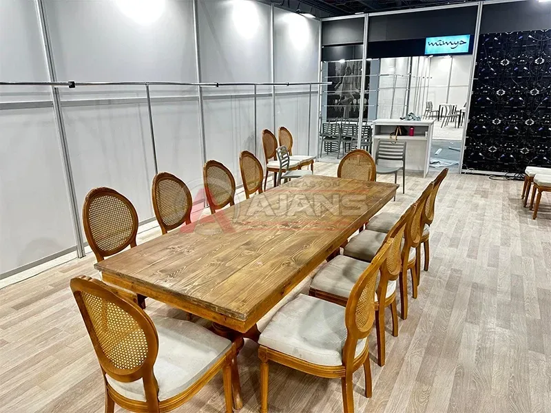 Hazeran sandalye ahşap masa kiralama organizasyonu ve doğal davet konsepti