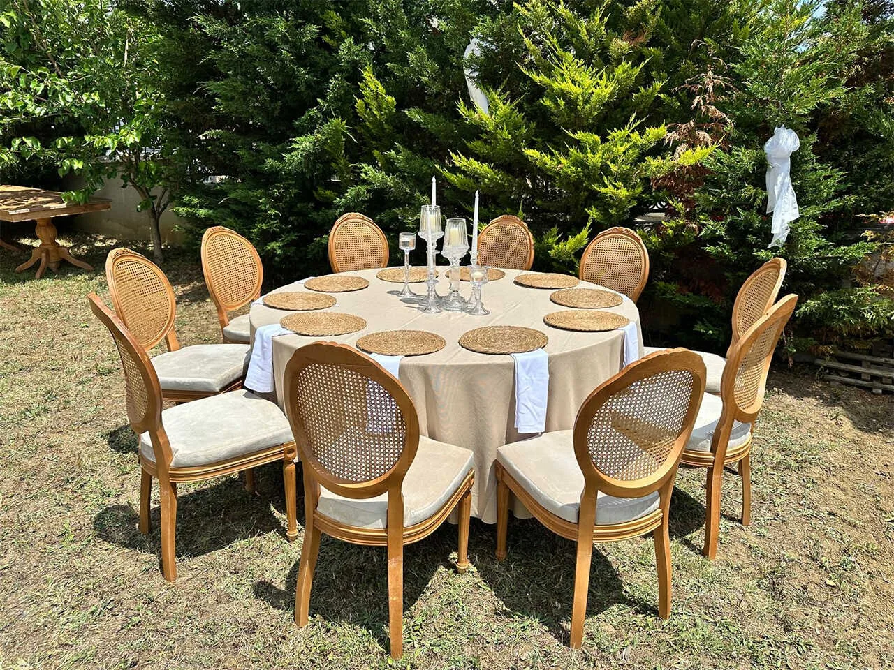 Kiralık hazeran masa sandalye organizasyonu ve bahçe daveti masa düzeni